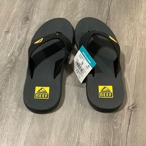 Reef bottle opener flip-flops black and gray
